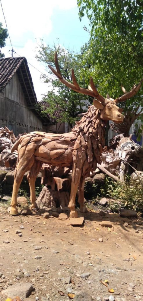 Large wooden moose